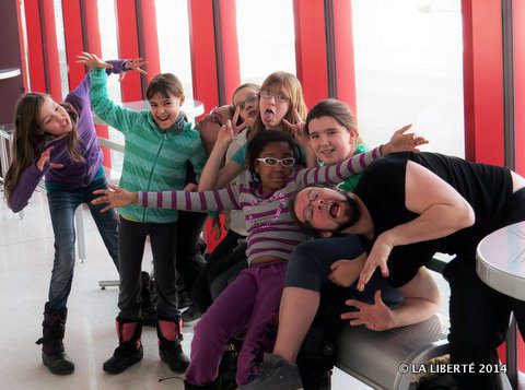 La troupe des Météores de la Petite école de théâtre se prépare à sa représentation du 16 mars prochain. Sur la photo sont absents : Josée Kornelson et Colin Bazin.