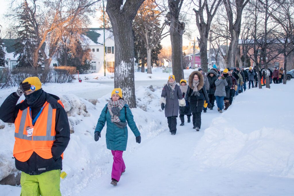 Des dizaines de winnipegois ont marché, samedi 25 février, pour soutenir les sans-abris.