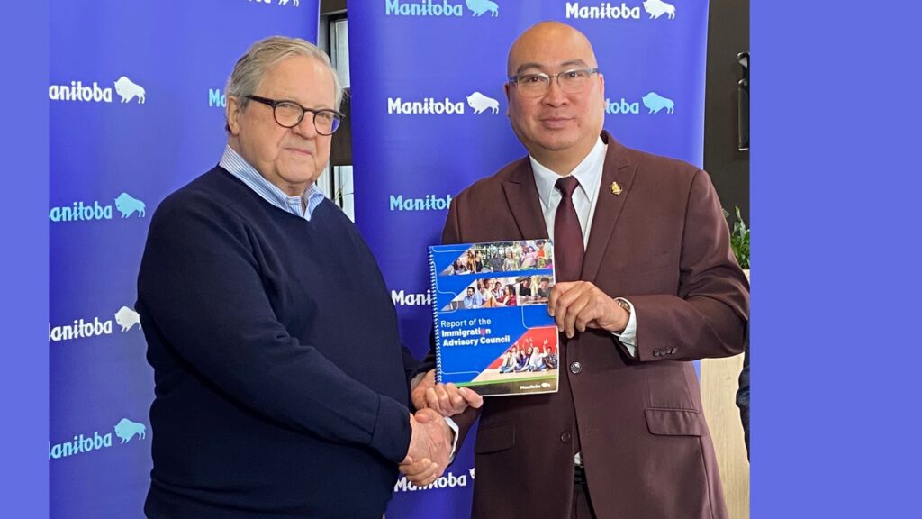 Dr Lloyd Axworthy et le ministre de l'Immigration et du Travail, Jon Reyes