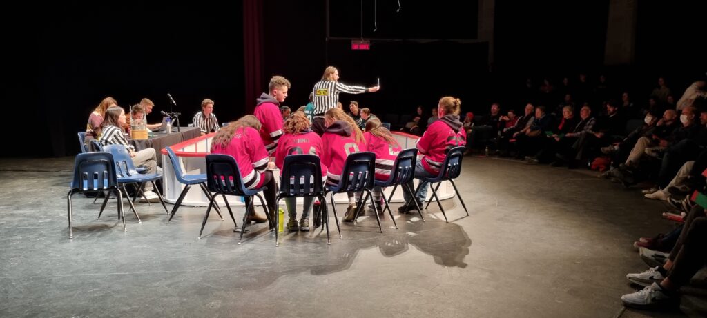 l'équipe de l'école Pointe-des-Chênes (chasuble rouge) s'est imposée lors de la finale de la LISTE ce jeudi 16 mars au CCFM. Photo : Hugo Beaucamp